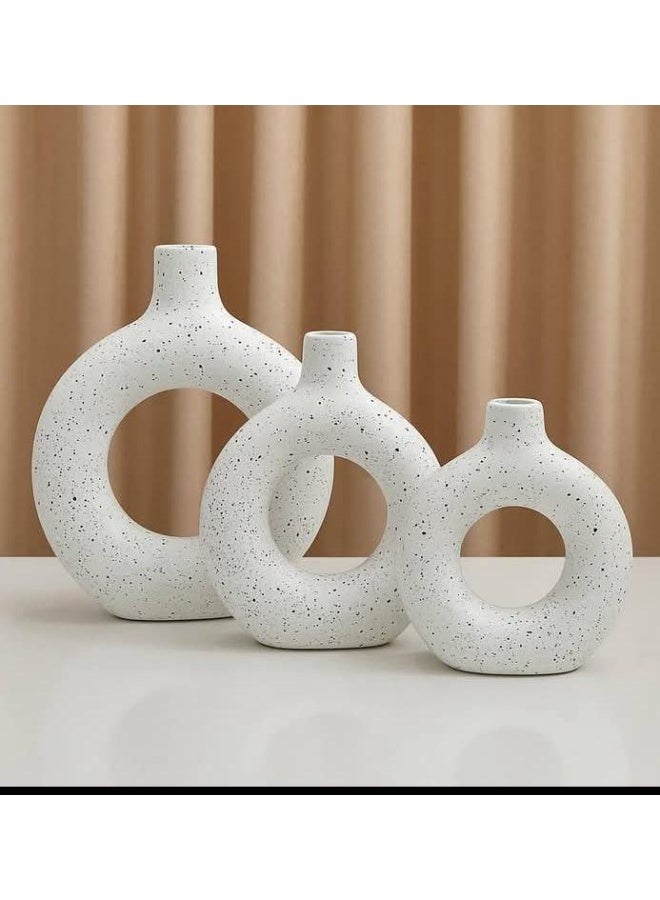 مزهرية دونات منقط سيراميك أبيض فاتح – طقم 3 قطع – ديكور بوهو لطاولة القهوة ورفوف المنزلمزهرية دونات، دونات منقط، مزهرية سيراميك، مزهرية مجوفة، ديكور بوهو، ديكور منزل، طقم مزهريات، مزهرية بيضاء، ديكور طاولة قهوة، ديكور رفوف، مزهرية عصرية، هدايا منزلية، اكسسوارات منزلية، ديكور مودرن، فازات سيراميك - Image 1